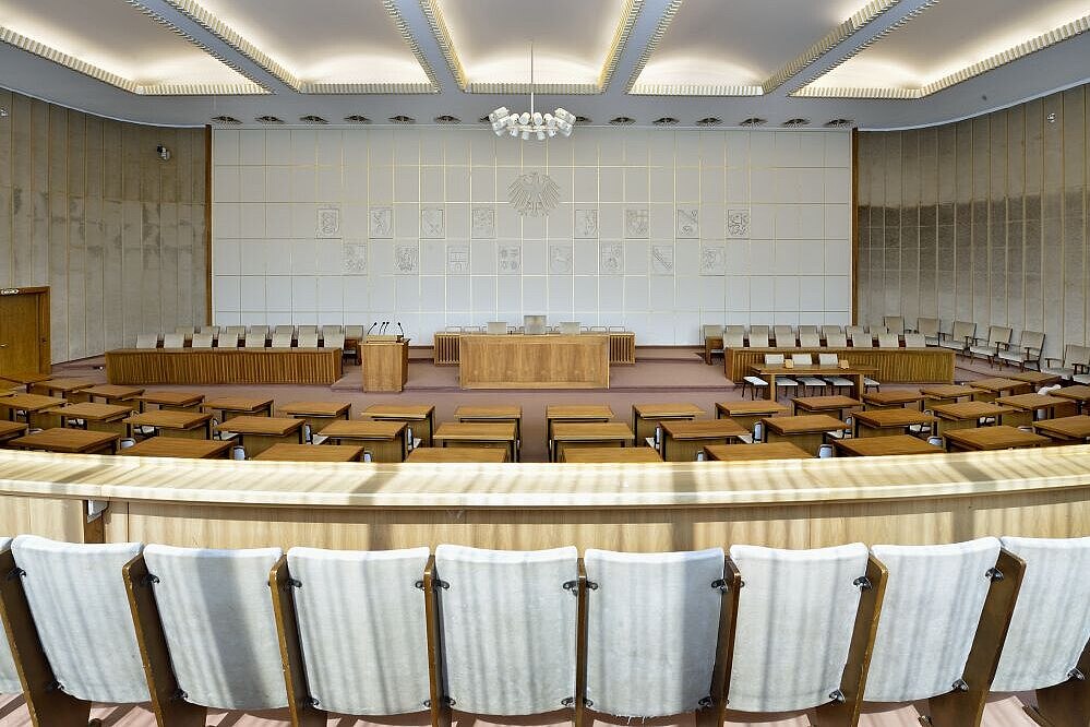 Blick auf das Rednerpult im Plenarsaal im Bundesrat Blick auf das Rednerpult im Plenarsaal im Bundesrat