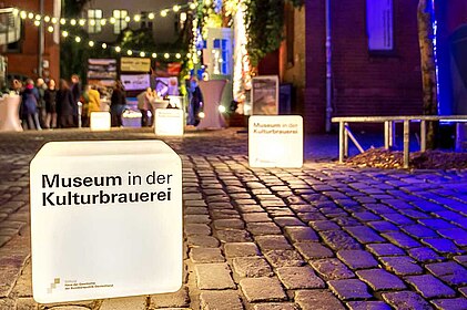 Der Eingangsbereich zur Wechselausstellung bei Nacht.