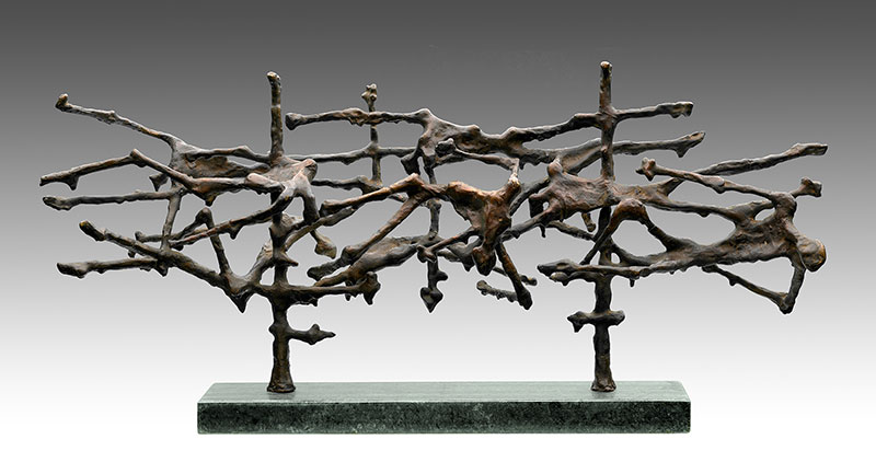 Entwurf der Skulptur "Menschen im Stacheldraht" von Nandor Glid Modell einer Bronzeskulptur, montiert auf einer rechteckigen Standplatte. Die Skulptur stellt Menschen im Stacheldraht dar.