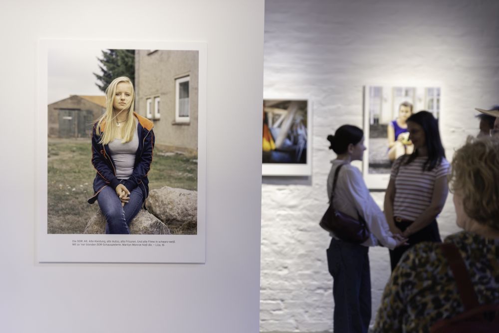 Portraitaufnahme in der Ausstellung Ansicht einer Fotografie eines jungen Mädchens in der Ausstellung