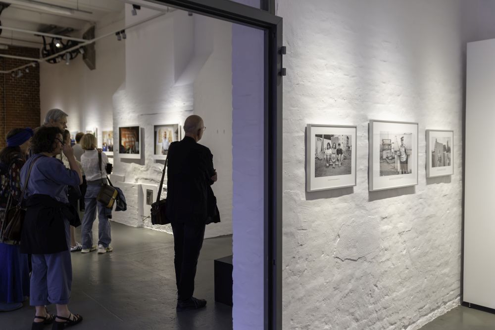 Ansicht der Fotoreportagen aus Berlin und Mestlin, in Schwarz-Weiß und in Farbe, in der Ausstellung Beide Fotoreportagen aus Berlin und Mestlin, in Schwarz-Weiß und in Farbe, in der Ausstellung