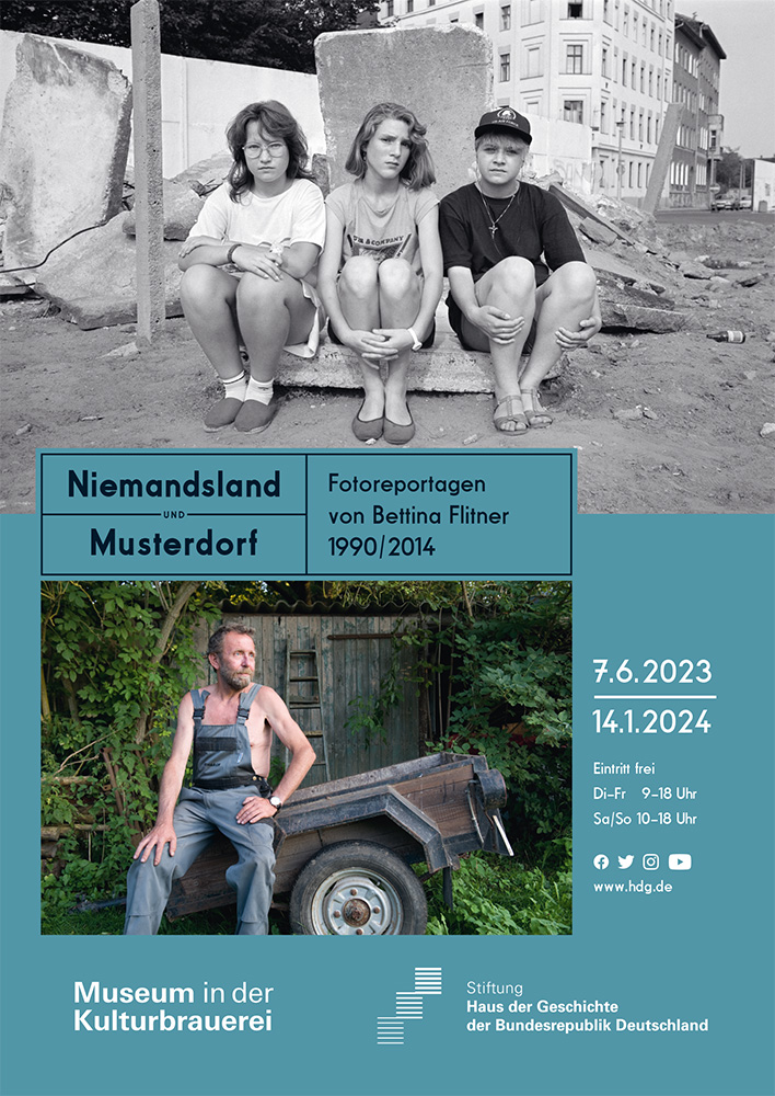 Plakat zur Ausstellung Plakat zur Ausstellung "Niemandsland und Musterdorf. Fotoreportagen von Bettina Flitner 1990/2014" mit einer Farb- und einer Schwarz-Weiß Fotografie aus der Ausstellung.