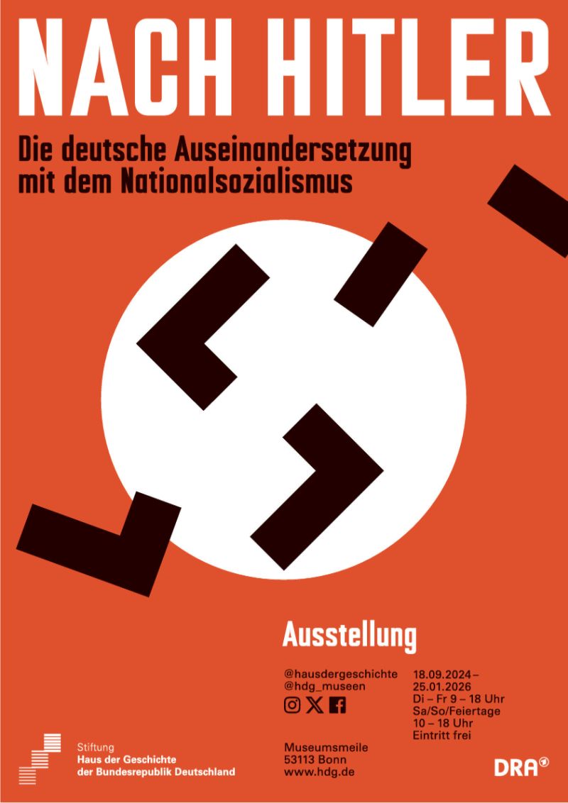 Plakat "Nach Hitler. Die deutsche Auseinandersetzung mit dem Nationalsozialismus Plakat zur Ausstellung "Nach Hitler. Die deutsche Auseinandersetzung mit dem Nationalsozialismus". Orangefarbener Hintergrund, man sieht ein gesprengtes Hakenkreuz auf weißem Kreis.